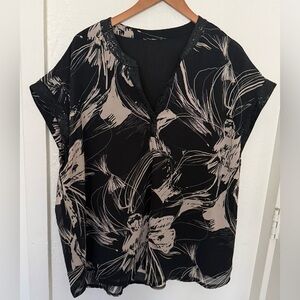 Women's plus-size blouse in size 2XL, black and beige with a floral pattern.